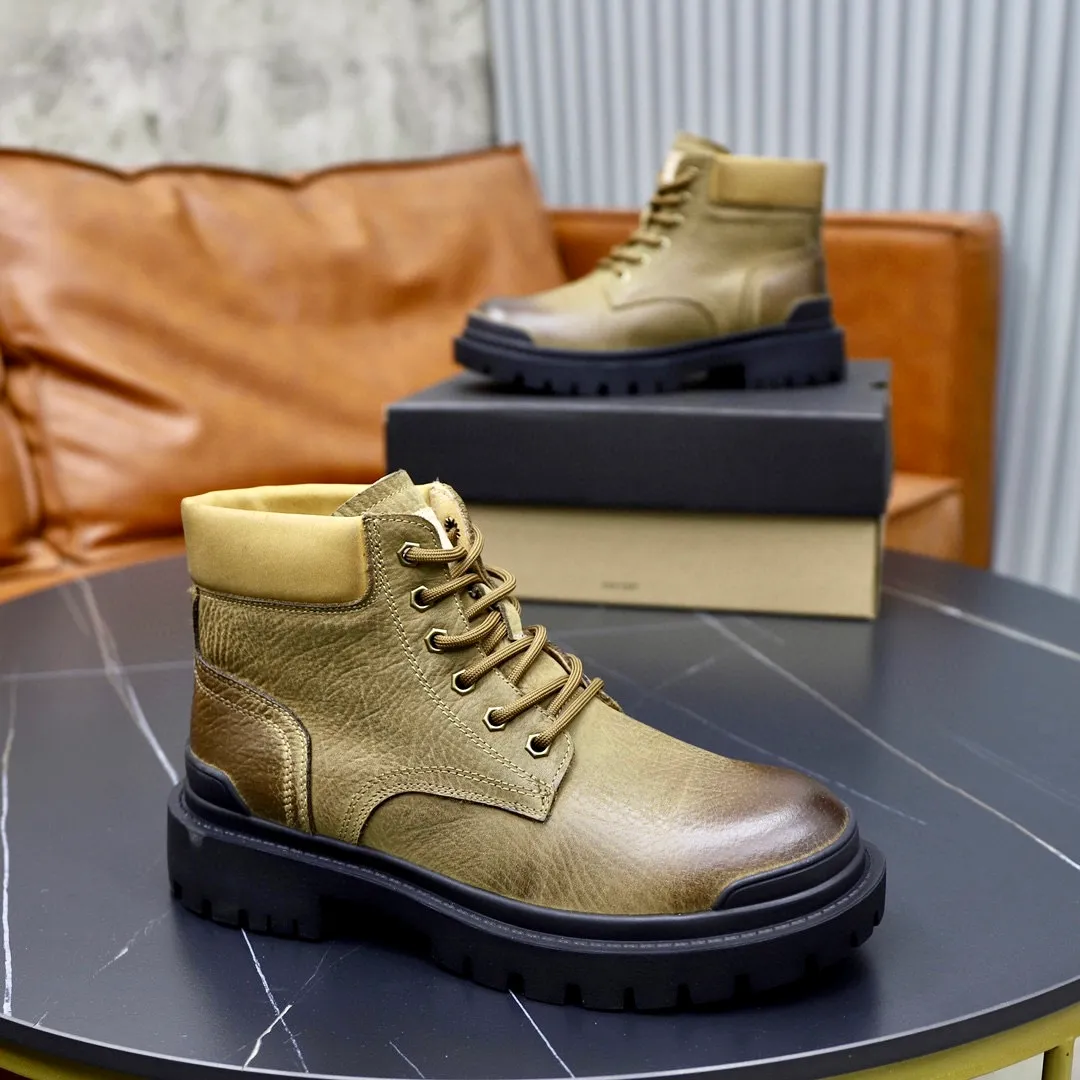 Ex-factory price: 640💰Thick wool imported from Australia Brand: UGG genuine purchasing agent Size: 38-44 Grade: Official website 1:1 Material: First layer of genuine leather waterproof and antifreeze upper Real wool lining Original non-slip soft wear-resistant outsole Style category: Men's casual shoes Trendy style Comfortable on the feet Color: Official website color synchronization